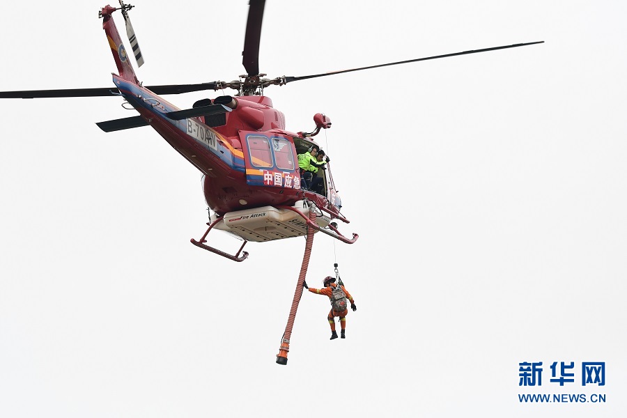克罗地亚多任务重型机器人，从排雷到破拆救援，远程控制，自动返航，大钳子轻松应对各类威胁